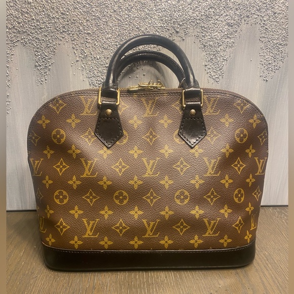 Louis Vuitton Monogram Alma PM (VI0946)        12.6 X 9.8 X 6.3 inch deep - Picture 3 of 15